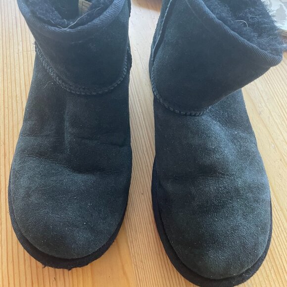 UGG Women's Classic Mini II Sheepskin Class - Picture 1 of 3